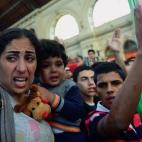 Una mujer y una niña protestan con lágrimas ante el desalojo de Keleti.