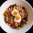 ▶️ Ingredientes (para 2-3 personas): un bote de garbanzos cocidos (unos 350 gramos), 10 tomates cherry o uno normal, medio pimiento rojo y medio verde, un pu&ntilde;ado de pepinillos agridulces, un huevo cocido, un p...