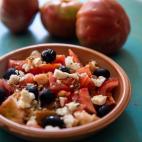 ▶️ Ingredientes (para 1 persona): un par de tomates, una rebanada de pan (en este caso, chapata, un pu&ntilde;ado de aceitunas negras sin hueso, un trozo de queso feta desmigado, aceite de oliva, vinagre, or&eacute;gano y sal▶️...