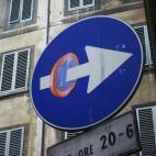 Clet Abraham transforma las señales de tráfico de las calles desde hace un par de años y las convierte en algo especial. Es francés pero lleva en Italia más de una década. Foto: cortesía de Clet Abraham.