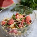 Extra&iacute;da del libro Vegesan&iacute;simo, de &Aacute;lvaro Vargas▶️ Ingredientes (para 4 personas): 300 gramos de sand&iacute;a, 125 gramos de cusc&uacute;s, 125 mililitros de agua, 60 gramos de hierbabuena, 50 gramo...