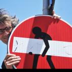 Clet, con una de sus obras.