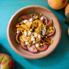 ▶️ Ingredientes (para 2 personas): un melocot&oacute;n, dos tomates, ma&iacute;z cocido al gusto, 50 gramos de queso feta aprox, vinagreta, sal, pimienta y zaatar o semillas de c&aacute;&ntilde;amo (opcional). Para l...