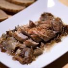 ▶️ Ingredientes (para 4 personas): Un solomillo de cerdo (nosotros lo compramos de casta&ntilde;a), dos cebollas, setas de temporada, dos dientes de ajo, brandy, aceite de oliva y sal.▶️ Encuentra aqu&iacute; la recet...