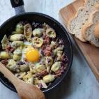 ▶️ Ingredientes (para 2 personas): una lata de corazones de alcachofa, unas lonchas de jam&oacute;n, media cebolla, un par de dientes de ajo y uno o dos huevos. ▶️ Encuentra aqu&iacute; la receta completa.