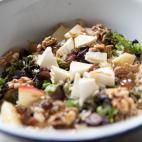 ▶️ Ingredientes (para 2 personas): dos pu&ntilde;ados de arroz integral, una manzana, unas hojas de lechuga hoja de roble o similar, queso fresco, un pu&ntilde;ado de nueces, un pu&ntilde;ado de pasas. Para ali&ntilde;ar: aceite de...