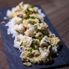 ▶️ Ingredientes (para 2 personas): una pechuga de pollo, media cebolla, dos yogures naturales, un chorro de leche, especias (curry, c&uacute;rcuma, jengibre, pimienta, piment&oacute;n...), aceite de oliva y sal. Para decorar: perejil y ...