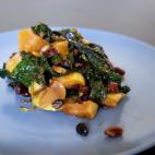 ▶️ Ingredientes: 500 gramos de espinaca, una manzana, un diente de ajo, pasas, pi&ntilde;ones y piment&oacute;n dulce. ▶️ Encuentra aqu&iacute; la receta completa.