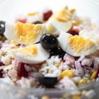 ▶️ Ingredientes (para 2 personas): dos pu&ntilde;ados de arroz, un huevo cocido, unos dados de jam&oacute;n o pechuga de pavo cocido, guisantes, ma&iacute;z dulce, remolacha cocida, unas aceitunas negras sin hueso. Para ali&ntilde;ar: a...