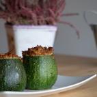 ▶️ Ingredientes (2 personas): cuatro calabacines redondos, un diente de ajo, 200 gramos de quinoa, una lata peque&ntilde;a de at&uacute;n, una cebolla, queso para gratinar (seg&uacute;n gustos), un chorro de salsa de soja y semilla...