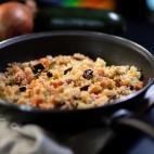 ▶️ Ingredientes (para 2-3 raciones): 150 gramos de cusc&uacute;s, un tomate, media berenjena, medio calabac&iacute;n, una zanahoria, media cebolla, un par de ajos, aceite de oliva, sal y especias. ▶️ Encuentra aqu&iacute; la r...