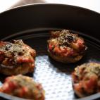 ▶️ Ingredientes (para 2 personas): champi&ntilde;ones, dos tomates, un pimiento rojo grande, un calabac&iacute;n, una zanahoria, una cebolla ▶️ Encuentra aqu&iacute; la receta completa.