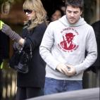 5c8a60e1260000e104fe46eb