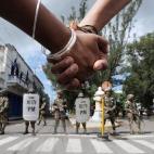 Simpatizantes del destituido presidente de Honduras Manuel Zelaya protestan contra el golpe de Estado en Tegucigalpa el 2 de julio de 2009. Los líderes militares prometieron que Manuel Zelaya "nunca" volvería al poder, pese a la presión inter...