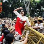 Mahila Morcha, del Partido Bharatiya Janata (BJP), protesta frente a la residencia del ministro en Delhi el 8 de octubre de 2013 por la crisis de Gobierno, que llevó a unas elecciones el 4 de diciembre.