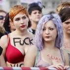 Mujeres con palabras como "fuck" [joder] y "slut" [zorra] participan en una marcha en Londres el 22 de septiembre de 2012 para protestar por el trato injusto de la Policía y los tribunales a las víctimas de violación.