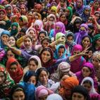 Mujeres musulmanas de Cachemira gritan eslóganes por la libertad y la independencia de la región durante el funeral de Bilal Ahmad Bhat, de 23 años, supuestamente disparado por los agentes fronterizos paramilitares el 12 de agosto de 2015 en ...