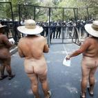 Varias mujeres desnudas, del movimiento de los 400 pueblos, protestan a la entrada de la residencia presidencial en Los Pinos, Ciudad de México, contra la expropiación de sus tierras el 16 de mayo de 2005.