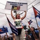 El 13 de abril de 2000, una mujer se manifiesta por el caso de Elián González, pidiendo que el niño se quede en Estados Unidos. Elián González (nacido el 6 de diciembre de 1993) es un cubano que protagonizó un incidente de significativa re...