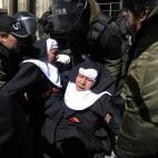 Miembros del grupo de activistas Mujeres Creando vestidas de monjas protestan por la visita del papa Francisco a Bolivia en La Paz el 6 de julio de 2015.