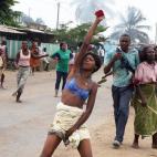 Numerosas mujeres protestan por el aumento del coste de vida el 31 de marzo de 2008 en Yopougon, un barrio de Abiyán. La policía utilizó gases lacrimógenos para dispersar a los cientos de manifestantes, en su mayoría, mujeres.