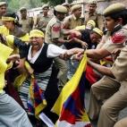 Policías indios agarran a una mujer durante una manifestación ante la embajada china en Nueva Delhi el 12 de marzo de 2008 con motivo del Día del alzamiento de las mujeres tibetanas.