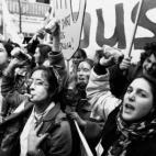 Un grupo de manifestantes con la cara pintada, en una protesta antifascista en París, en febrero de 1993.