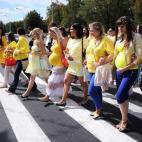 Mujeres embarazadas cruzan una calle durante una marcha en Minsk el 30 de agosto de 2015.