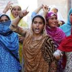 Mujeres de Cachemira gritan lemas por la libertad de la región en una protesta en Srinagar el 16 de julio de 2010 tras un nuevo toque de queda. Las fuerzas policiales fueron acusadas de matar a civiles durante las protestas contra la dominació...