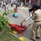 Agentes y activistas de Krishak Mukti Sangram Samiti (KMSS) se enfrentan durante una manifestación en Guwahati el 22 de junio de 2011, para protestar contra los desalojos del Gobierno.