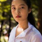 Las personas llevan pins con la imagen de los líderes.