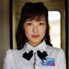 Ella trabaja en un tren.