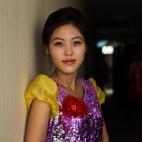 Una cantante antes de salir a actuar en Sinuiju.