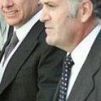 En la foto, el extesorero del PP al lado de Berlusconi, el día de la boda, a la que acudió al enlace con su esposa, Rosalía Iglesias. Es quien supuestamente registraba la presunta contabilidad b del PP, en la que anotó sobresueldos a la cú...