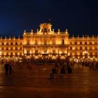 "Salamanca puede albergar una de las universidades m&aacute;s antiguas de Europa, pero tiene un ambiente indudablemente juvenil. Una combinaci&oacute;n &uacute;nica de ejemplos antiguos y nuevos, de arquitectura rom&aacute;nica, g&oacute;tica, &...