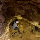 "En lo profundo de las monta&ntilde;as de Atapuerca, un descubrimiento convirti&oacute; una mina de carb&oacute;n y hierro del siglo XIX en uno de los sitios arqueol&oacute;gicos m&aacute;s importantes de Europa. Los restos desenterrados revelan...