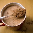 Una cucharada sopera (unos 10 g., es decir, lo que solemos echar a la leche del desayuno) aporta 7 g de azúcar.