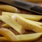 Una ración de patatas fritas (40 gramos) contiene 2 g de azúcar.