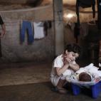 Shayma'a, de 6 años, y su hermano Hussein, de 15 días, en su casa alquilada de Trípoli, Líbano, donde viven desde hace un año. Lo han perdido todo menos la vida. Hace pocos días que están conectados a la red de agua potable gracias al tr...