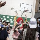 Encuentro amenizado para niños y niñas sirios y sus padres, en el que pueden hablar y compartir sus vivencias mientras disfrutan del alto al fuego temporal en el barrio libanés de Bab al Tabbanehhh, escenario de conflictos desde hace décadas.