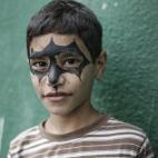 Mientras el alto al fuego provisional se mantiene, cientos de niños se convierten en criaturas irreconocibles gracias a un dibujo pintado en la cara.