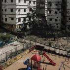 "Ahora hay un alto el fuego en el lugar que ojalá dure” dice Nour. "Tenemos trabajo que hacer en la escuela antes de que los niños regresen después del verano. El agua debe fluir y se deben remendar los agujeros de bala, reparar ventanas r...