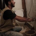 El equipo de Oxfam y Utopía también ha estado distribuyendo kits de higiene, kits de letrinas, kits ambientales, filtros de agua y recipientes para recogerla.