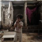 Shayma'a sonríe delante de su lavabo, ahora tiene agua corriente. Poco a poco recuperan la dignidad que dejaron en Siria. Su padre comenta a Oxfam: "Estábamos acostumbrados a ayudar a los demás en la temporada del Ramadán, pero el año pasad...