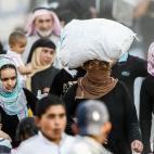 Jóvenes sirias se dirigen a un campo de refugiados en Turquía.