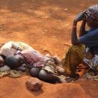 Mujer de Burundia con dos niños, refugiados en el campo de Nyarugusu, en Tanzania.
