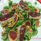 Los higos son los protagonistas de esta ensalada de canónigos que también lleva jamón y nueces. La vinagreta se compone de una mezcla de los tres. Aquí puedes ver cómo hacerla.