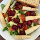 Para dar salida a los excesos de cereza, esta ensalada es una buena solución. El autor recomienda combinarlas con aguacate, aunque enumera otros ingredientes para que quede perfecta.