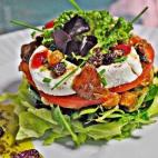 El contraste del dulce de los higos confitados con el aliño del aceite de ajo negro hacen de esta ensalada una variación exquisita y muy fácil de elaborar. Puedes hacerlo siguiendo los pasos de Cookpad.