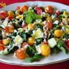 Con espinacas, mango y vinagreta de mostaza se prepara esta colorida ensalada de verano. Aquí puedes ver todos los ingredientes necesarios para completarla.